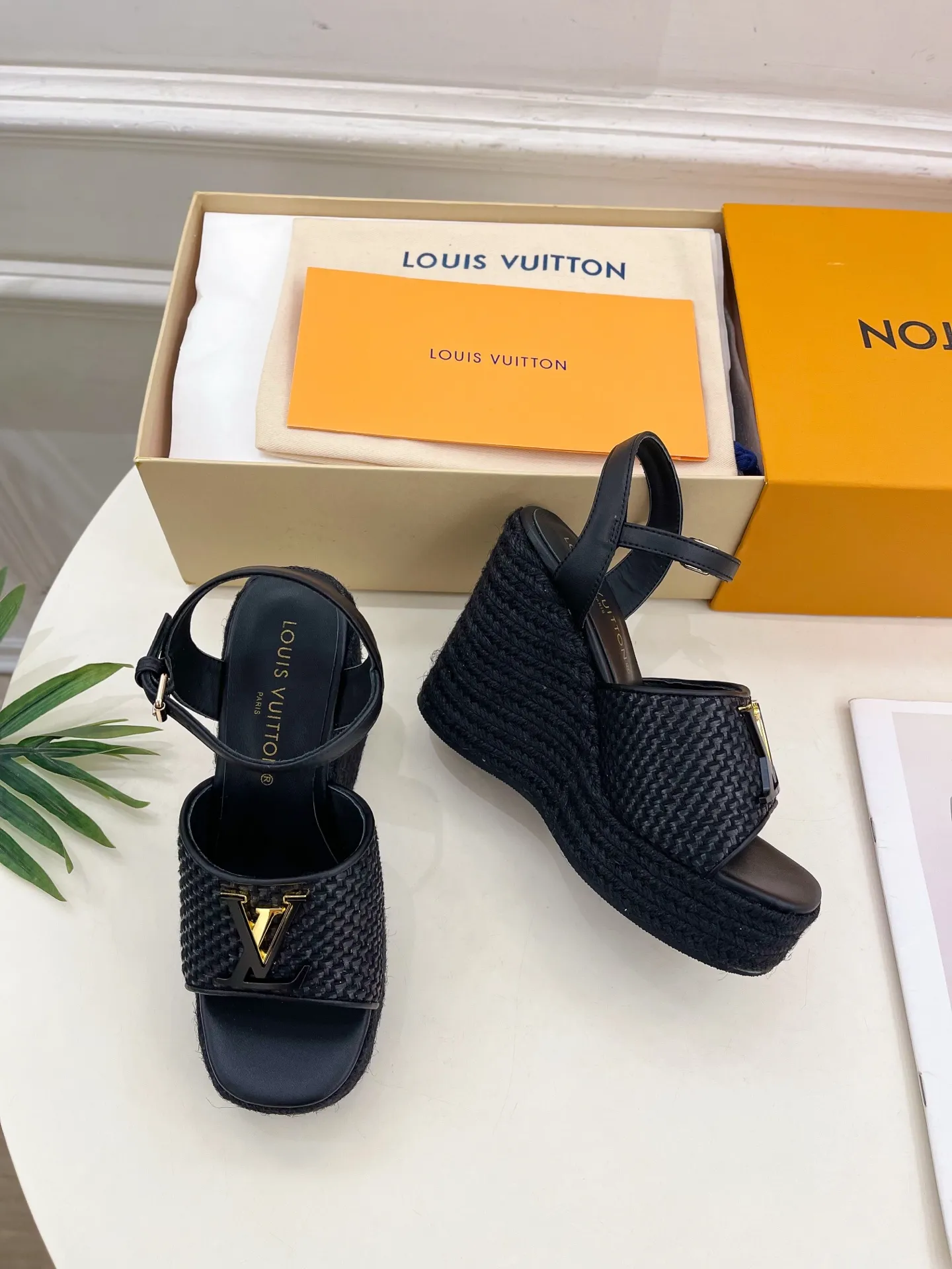 👟👟Ex-factory price 640👟👟 LV | Louis Vuitton 25𝐬𝐬 🧡💚2025 spring and summer new style top version‼ ️The original version is the same. The counter focuses on the latest LV ISOLA hollow hemp rope wedge sandals. New hard goods. ❥BS purchasing level! Full of high-end feel! A popular model among bloggers at home and abroad, it’s retro and fashionable and looks amazing on your feet! Mainly recommended model on the official website★ ━━━━━ ЅᏇєєt ━━━━━ ▪️Upper: original customized calfskin ▪️Lining: imported sheepskin ▪️Outsole: original molded outsole ▪️Heel height: 12cm, water platform 3.5cm ▪️Shoe size: 35-39 (40, 41 customized)